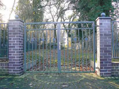 Projekt der Schülerfirma Biegen-Bohren-Sägen: Eingangstor des jüdischen Friedhofs in Meppen