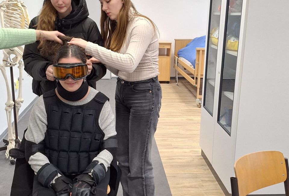 Image - Neuer Hemiparese-Simulator für den fachpraktischen Unterricht in der Pflege